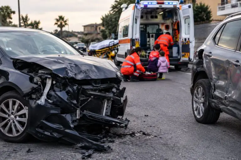 Brutto incidente tra auto, ferite 2 bambine