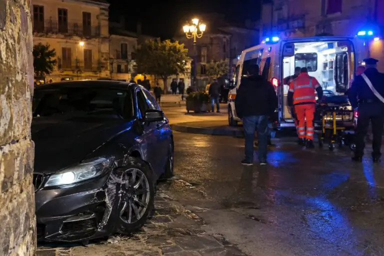 Sfreccia con l’auto in centro e si schianta contro muro, paura in piazza