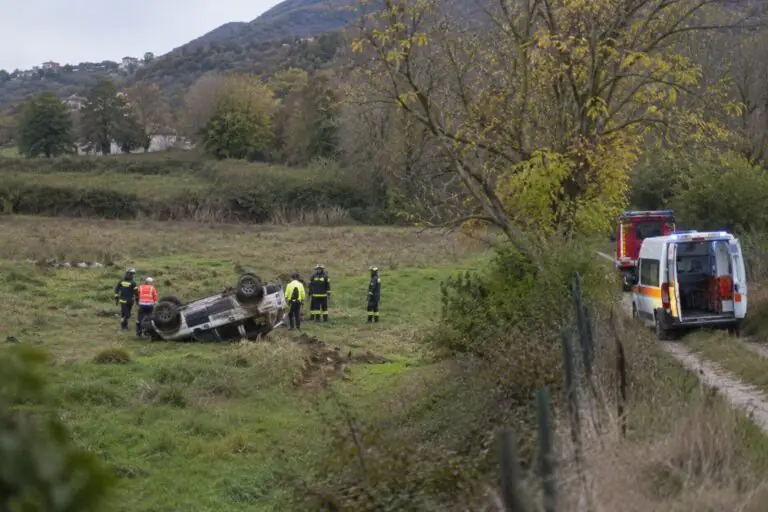 Auto finisce fuori strada e si ribalta, muore giovane