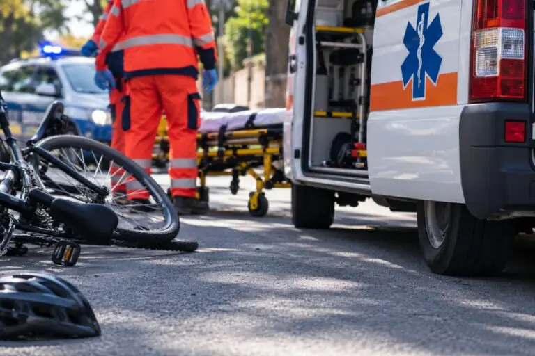 Travolti mentre sono in bici, corsa in ospedale per 2 giovani