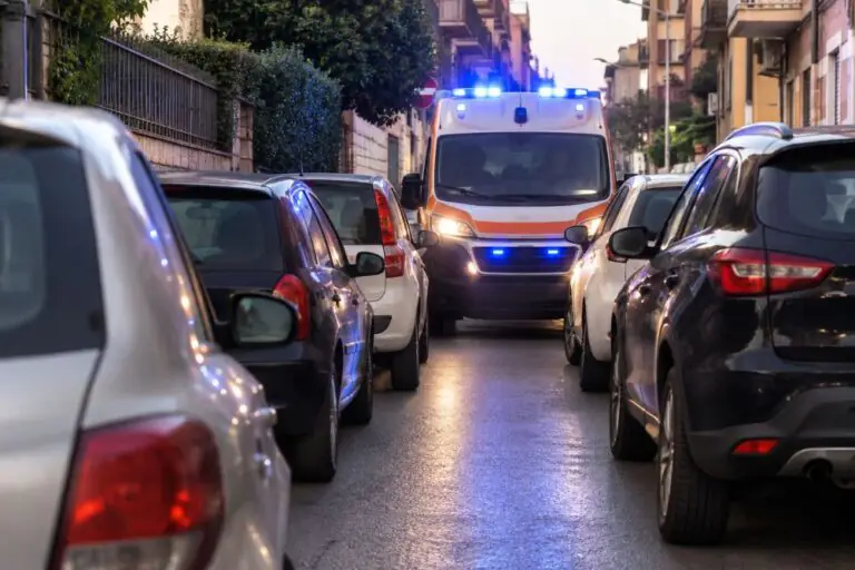 Ambulanza non riesce a passare: auto in sosta selvaggia bloccano la strada