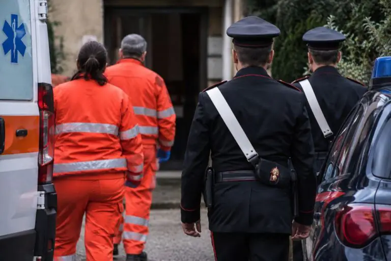 Inseguito e ferito alla schiena con un coltello