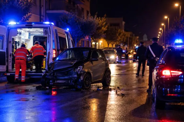 Si schianta con la Smart e resta ferito, arriva ambulanza