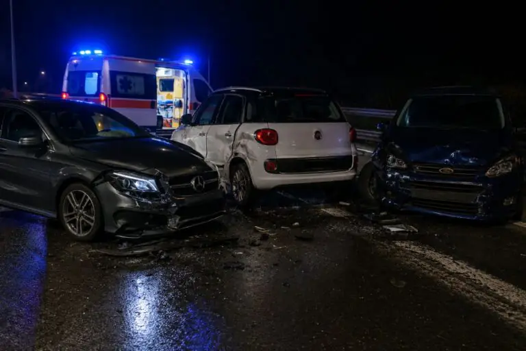 Carambola choc tra auto, agente ferito soccorre giovane intrappolato