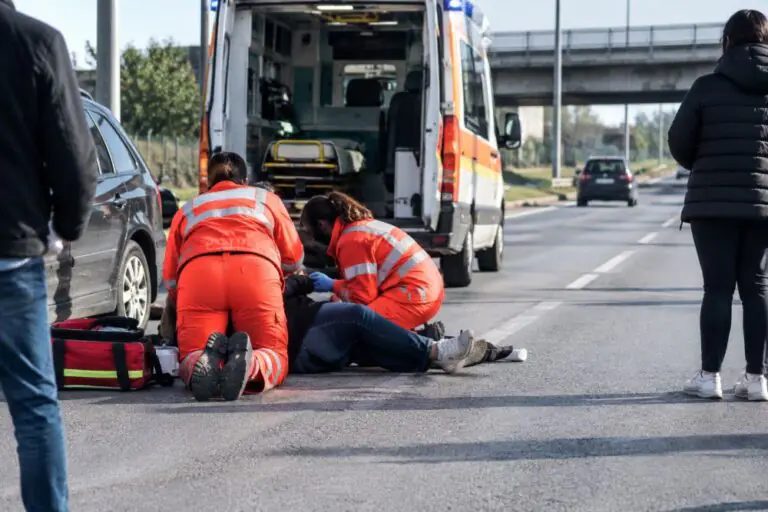 Brutto incidente nei pressi del Centro Commerciale, donna a terra