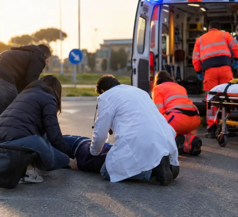 Provoca incidente e scappa, uomo a terra soccorso dai passanti