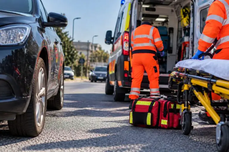 Travolto da veicolo in corsa, sbalzato a terra