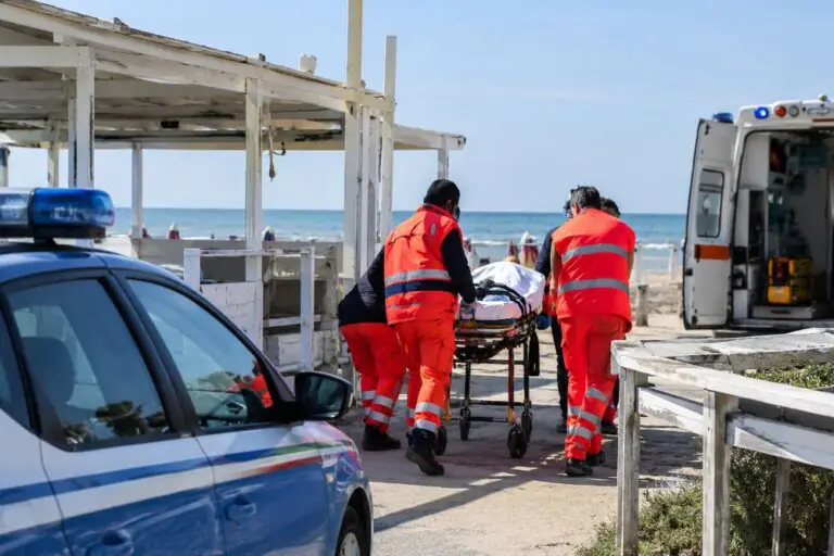 Lavoratore resta ferito dopo volo terribile nello stabilimento balneare