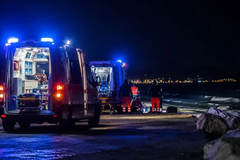 Si getta in mare e sparisce, ritrovato senza vita. Dramma nella notte