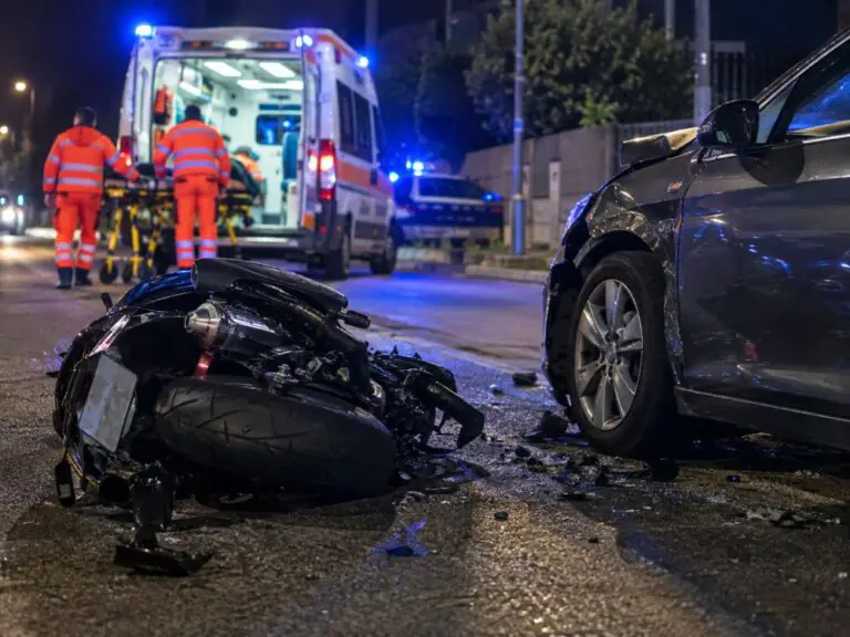 Impatto choc tra auto e moto, giovane centauro a terra
