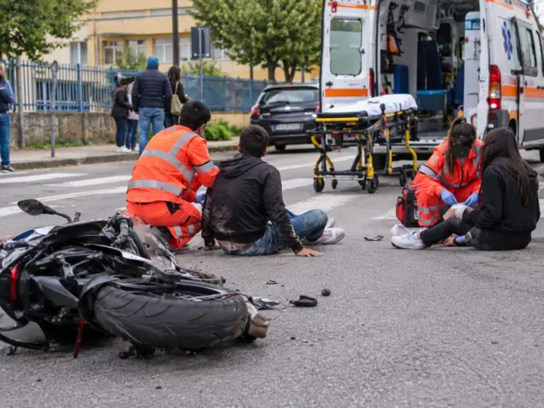 Brutto incidente nei pressi della scuola, coppia sbalzata dalla moto