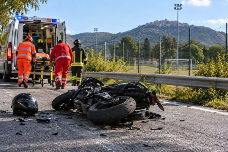 Terribile incidente nei pressi del campo sportivo, giovane centauro in coma