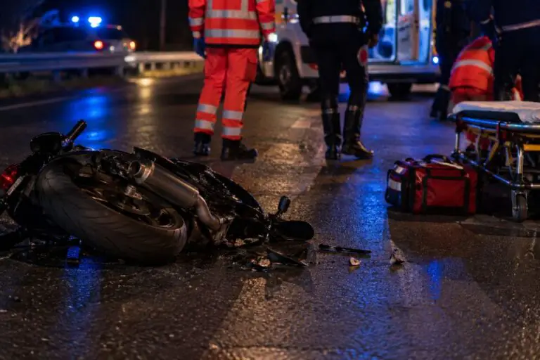 Moto prende in pieno pedone, 2 persone in ospedale