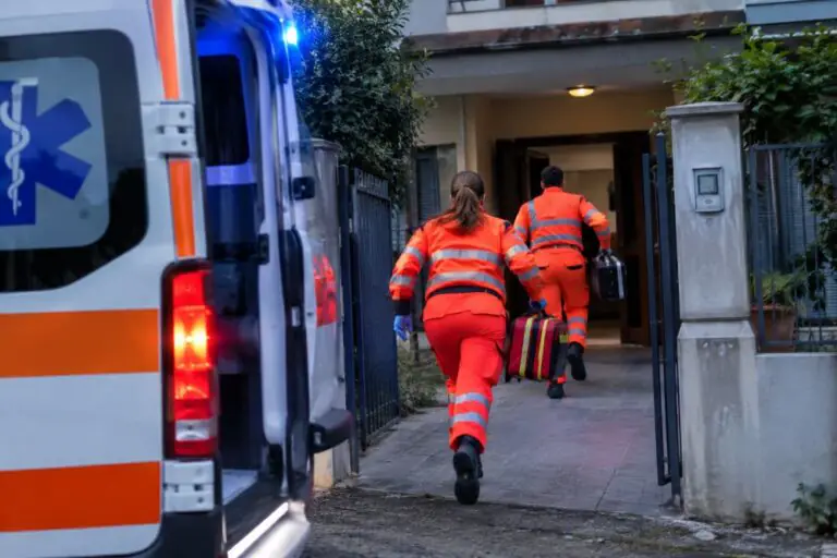 Accusa malore in casa e perde conoscenza, il salvataggio in extremis