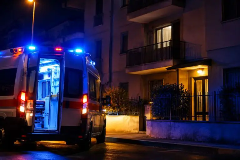 Cade dalla finestra, muore ragazza 13enne. Comunità sotto choc
