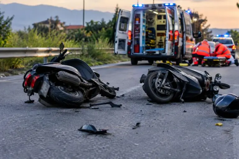 Brutto incidente tra 2 scooter, giovane finisce a terra e perde conoscenza