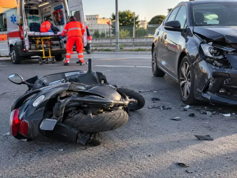 Auto contro scooter nei pressi dl carcere, 2 centauri trasportati d’urgenza