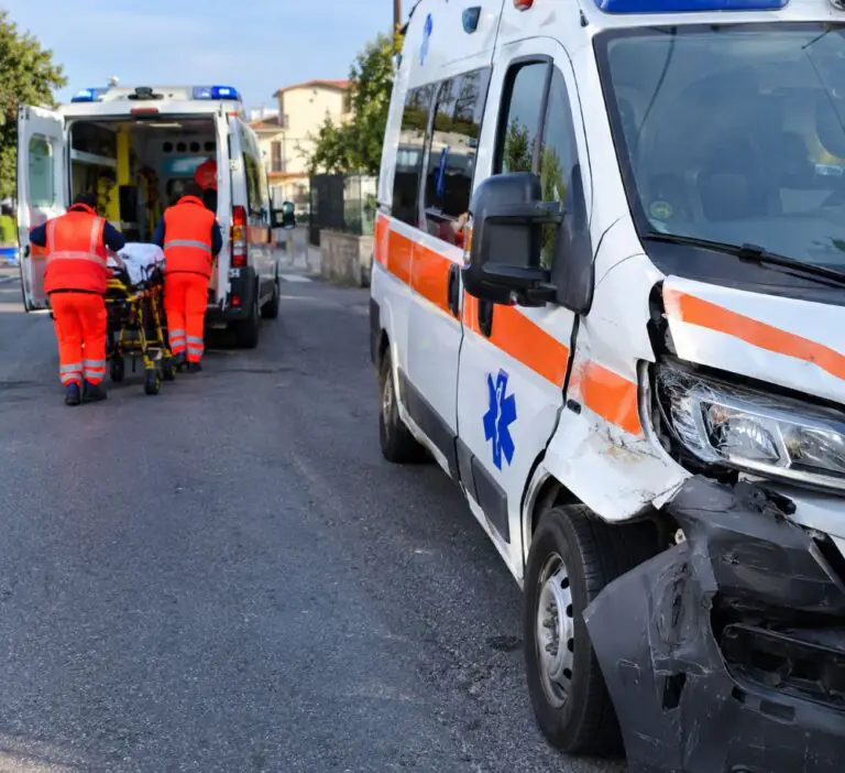 Ambulanza fa incidente con paziente a bordo, arriva una seconda