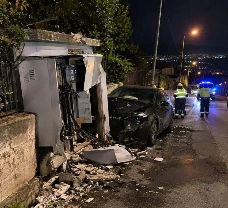 Auto si schianta contro cabina elettrica, residenti restano senza luce