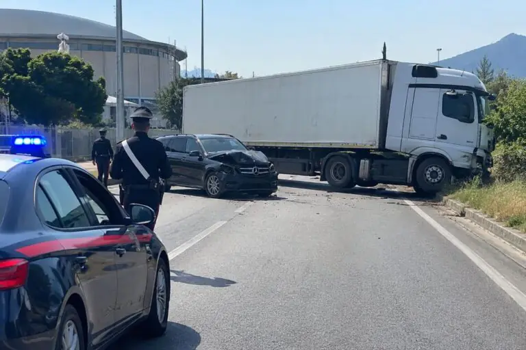 Camion finisce fuori strada dopo impatto choc con auto, paura per i coinvolti