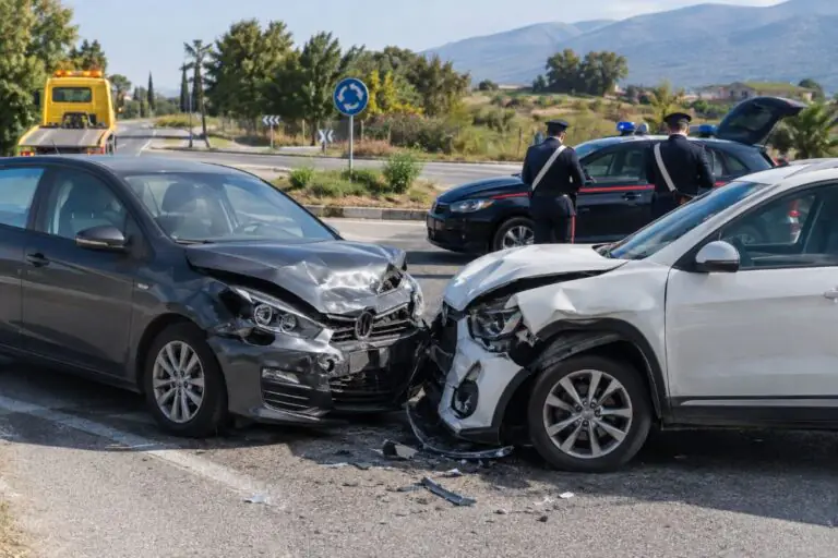 Brutto incidente alla rotonda, paura per i coinvolti