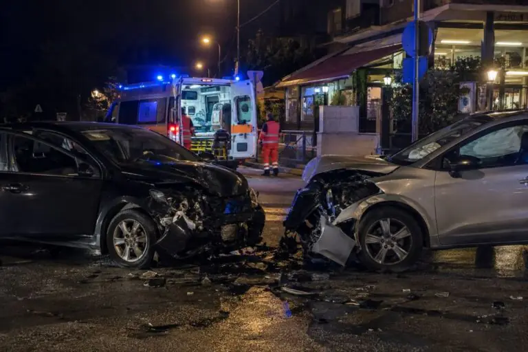 Scontro tra auto all’incrocio, corsa in ospedale per due