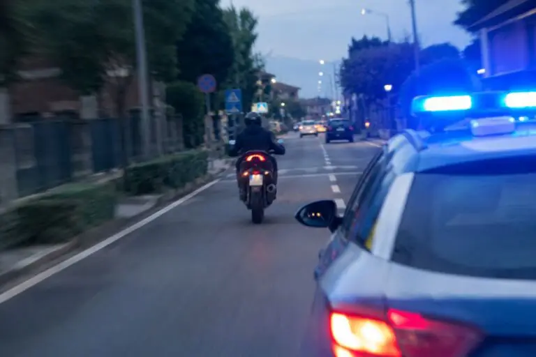 Scappano all’alt, scooter fa incidente durante inseguimento