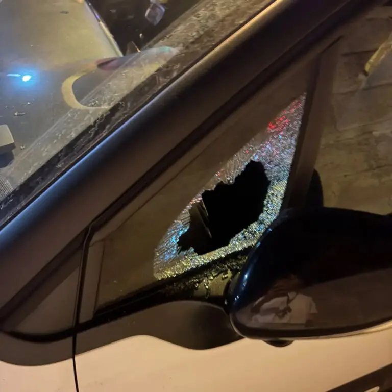 Lascia l’auto nei pressi del Centro Commerciale e i ladri l’assaltano