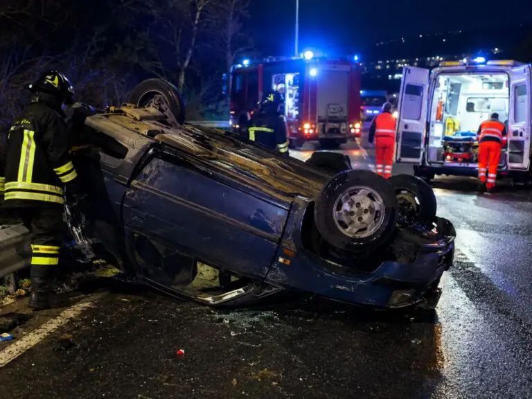Paura nella valle: auto si ribalta, feriti 2 giovani