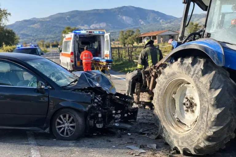 Auto contro trattore sulla Provinciale, 23enne trasportato d’urgenza