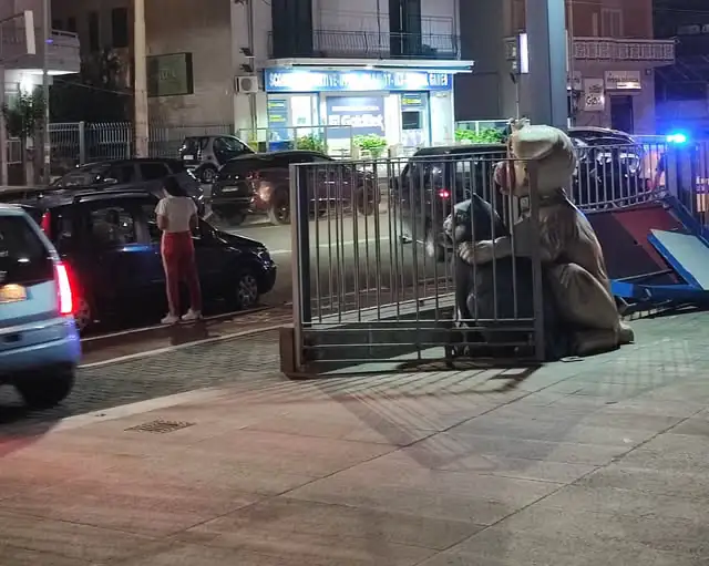 Auto travolge bici sulla pista ciclabile, paura per ciclista
