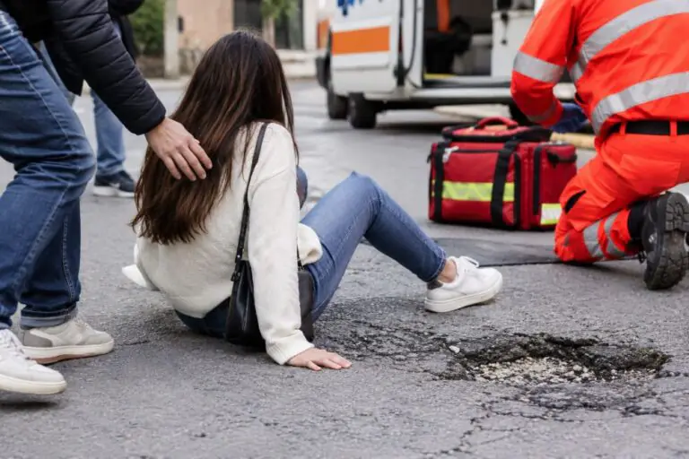 Inciampa in una buca e finisce a terra, ragazza in ospedale