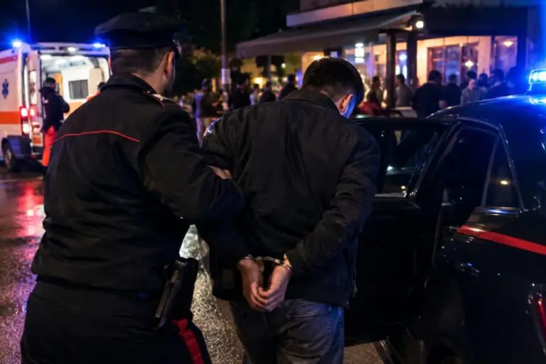 Aggredisce una persona nei pressi del bar e attacca i carabinieri, finisce davanti al giudice