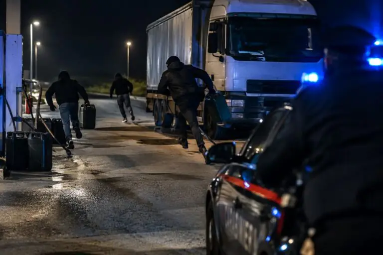 Sorpresi dai carabinieri durante raid al distributore, scappano abbandonando il camion