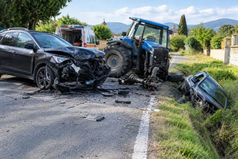 Carambola in periferia, auto nel fossato dopo impatto