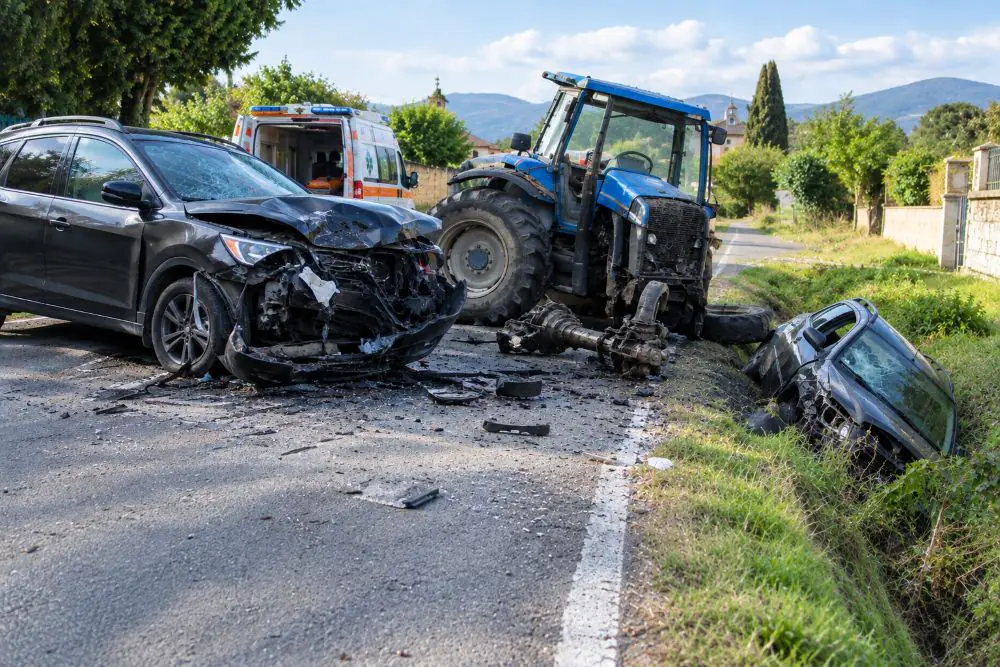incidente pietravairano tra un suv e un trattore
