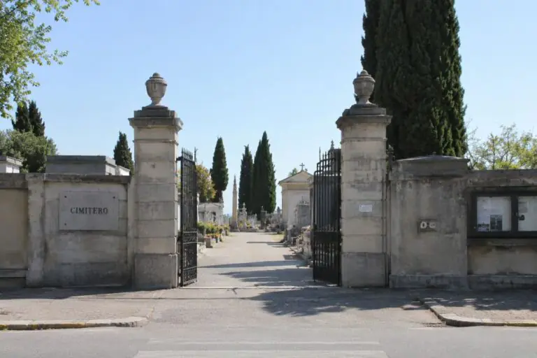 Coppiette si lasciano andare alla passione nei pressi del cimitero