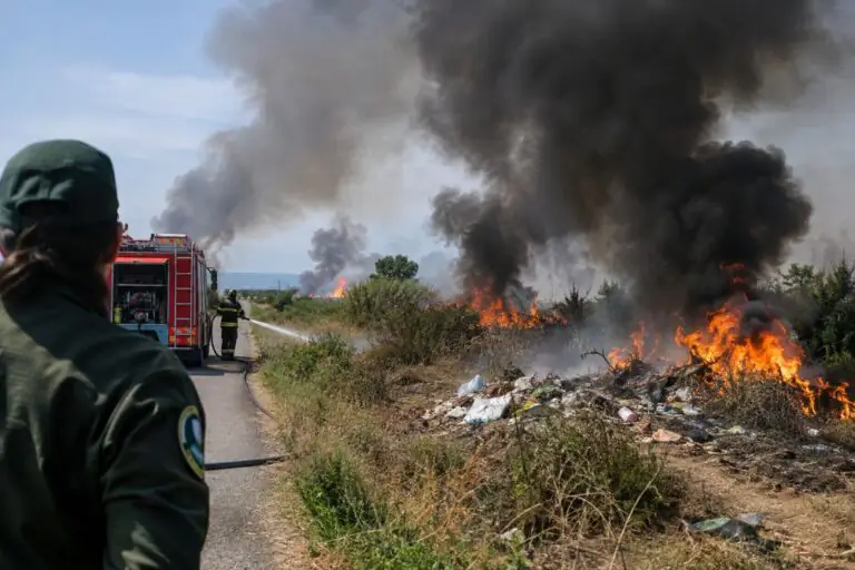 Doppio rogo: rifiuti in fiamme lungo l’Appia