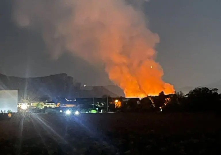 Rogo al confine tra 2 comuni, colonna di fumo visibile da lontano