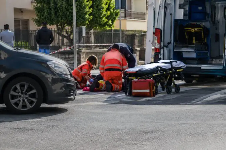 Preso in pieno da veicolo in corsa all’incrocio, finisce in ospedale