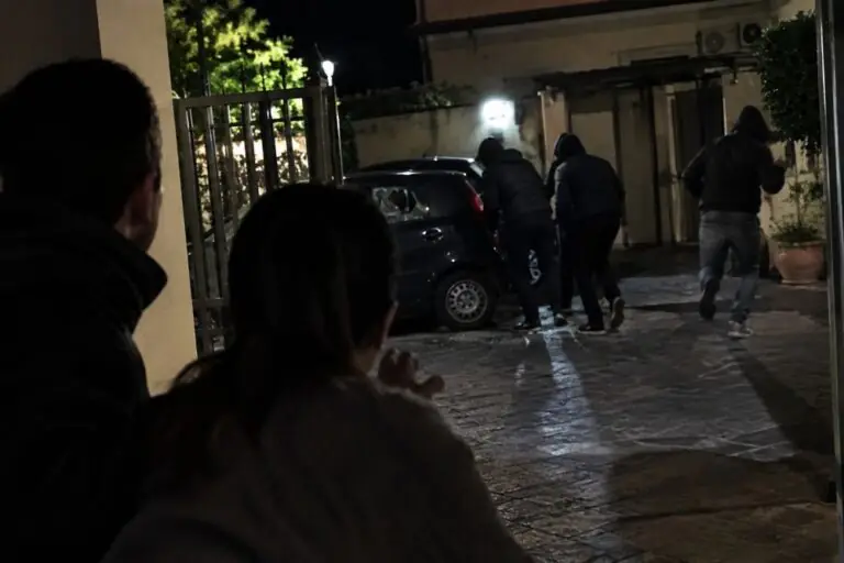 Sentono rumori e trovano i ladri nel cortile di casa