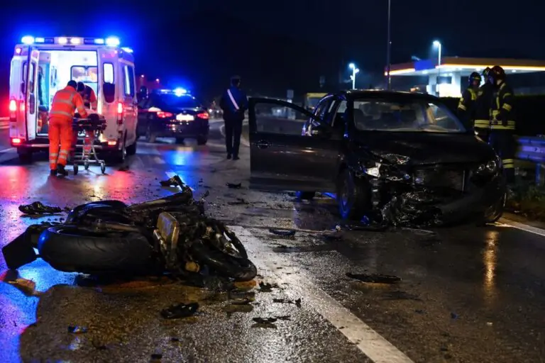 Impatto choc tra auto e scooter sulla Provinciale, 2 giovanissimi in ospedale