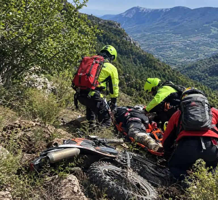 Paura sulla montagna: cade in una scarpata con motocross, soccorso alpino in azione