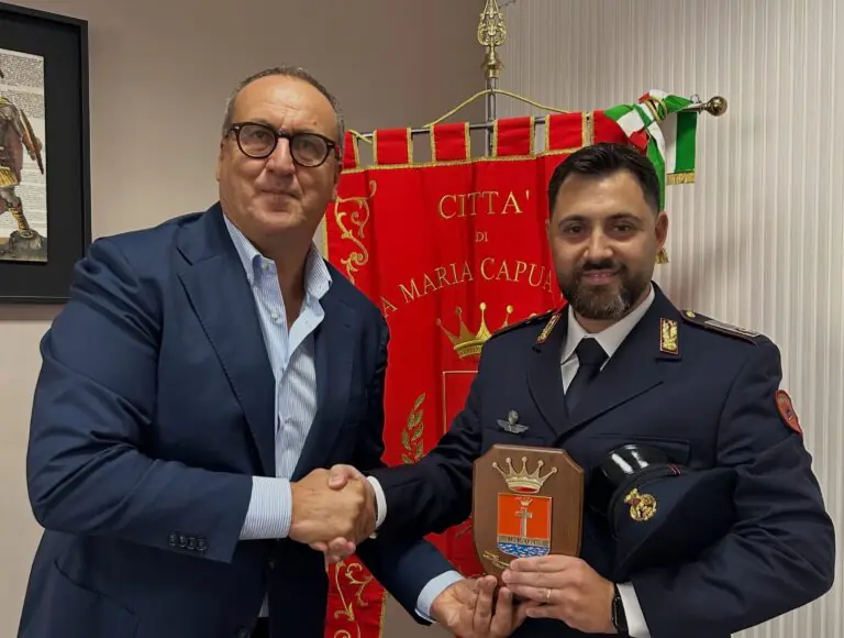 Salva ragazza in mare, Comune premia coraggioso agente
