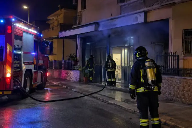 Fumo dal circolo ricreativo, arrivano i pompieri