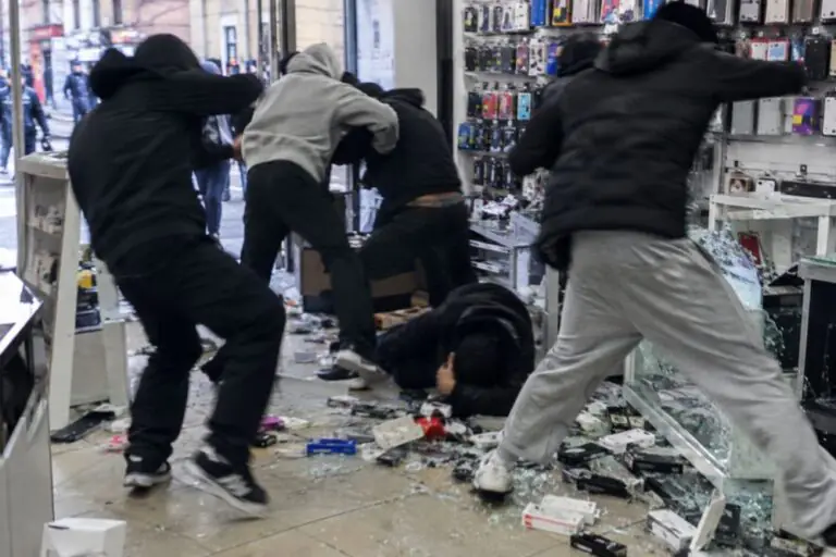 Rissa in centro, negozio distrutto