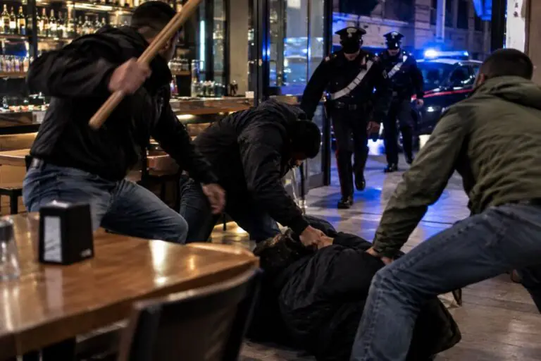 Raggiunge il ladro che l’ha derubato e scoppia rissa nel bar, piombano i carabinieri