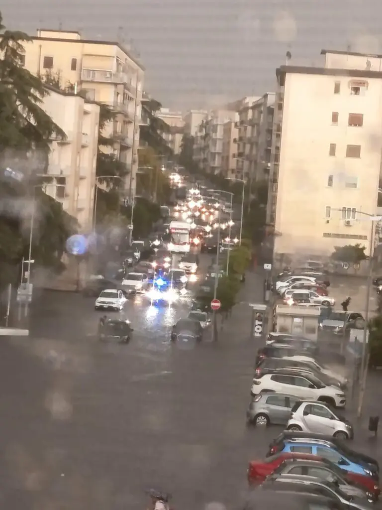 Bomba d’acqua: strade allagate, alberi caduti e detriti. Traffico in tilt