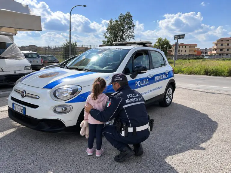 Bimba di 5 anni scappa di casa per raggiungere la mamma al lavoro: ritrovata dai vigili