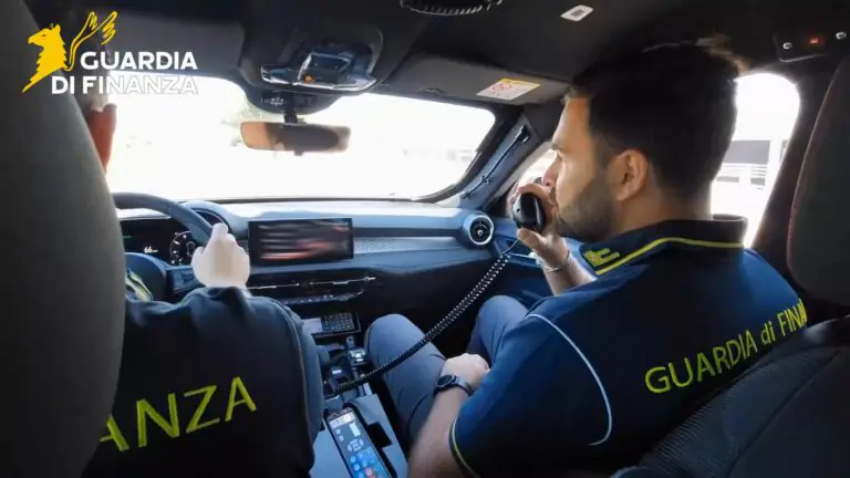 Fugge verso box, Finanza lo stana con carico record di “bionde”: scatta arresto